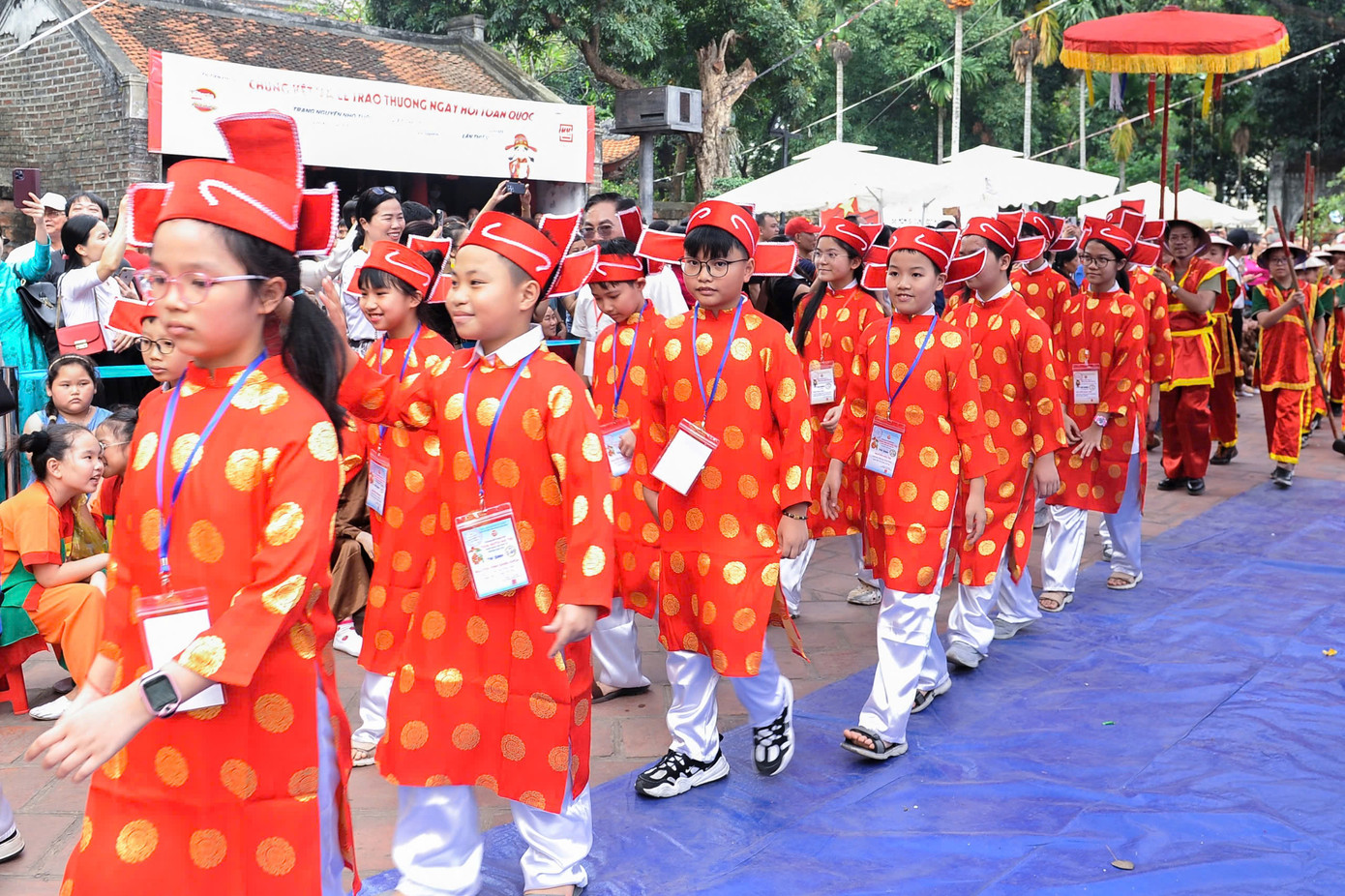 Trong không khí rộn ràng của ngày hội, nghi thức Rước Trạng được tổ chức long trọng. 18 Trạng nguyên xuất sắc nhất lần lượt được xướng danh và tiến bước trong tiếng trống hội vang dội, trong niềm tự hào của hàng trăm thí sinh, phụ huynh và đại biểu.