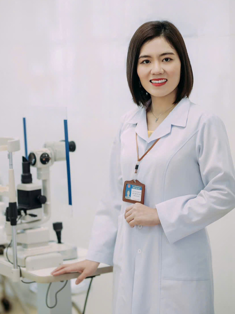 BSCKII Bùi Thị Vân Anh - Giám đốc Bệnh viện Mắt Quảng Trị, Chủ tịch Hội Thầy thuốc trẻ tỉnh Quảng Trị.