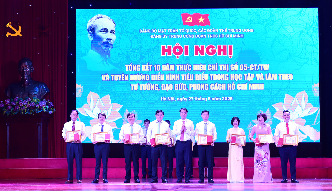 Phó Bí thư chuyên trách Đảng ủy Mặt trận Tổ quốc, các đoàn thể Trung ương Ngô Văn Cương trao khen thưởng cho các cá nhân xuất sắc tại hội nghị. Nhà báo Lê Minh Toản - Phó Tổng Biên tập báo Tiền Phong (ngoài cùng bên trái ảnh) nhận khen thưởng. Ảnh: Xuân Tùng Phó Bí thư chuyên trách Đảng ủy Mặt trận Tổ quốc, các đoàn thể Trung ương Ngô Văn Cương trao khen thưởng cho các cá nhân xuất sắc tại hội nghị. Nhà báo Lê Minh Toản - Phó Tổng Biên tập báo Tiền Phong (ngoài cùng bên trái ảnh) nhận khen thưởng. Ảnh: Xuân Tùng