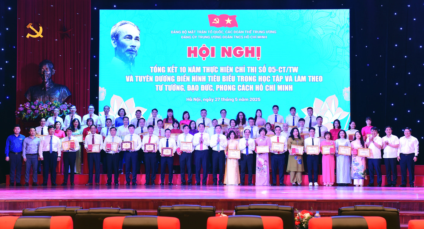 Tại hội nghị đã tuyên dương các tập thể, cá nhân điển hình trong học tập và làm theo lời Bác. Ảnh: Xuân Tùng Tại hội nghị đã tuyên dương các tập thể, cá nhân điển hình trong học tập và làm theo lời Bác. Ảnh: Xuân Tùng