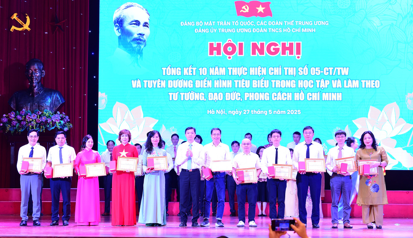 Phó Bí thư thường trực Đảng ủy T.Ư Đoàn, Bí thư T.Ư Đoàn Nguyễn Minh Triết trao khen thưởng các cá nhân xuất sắc tại hội nghị. Ảnh: Xuân Tùng Phó Bí thư thường trực Đảng ủy T.Ư Đoàn, Bí thư T.Ư Đoàn Nguyễn Minh Triết trao khen thưởng các cá nhân xuất sắc tại hội nghị. Ảnh: Xuân Tùng