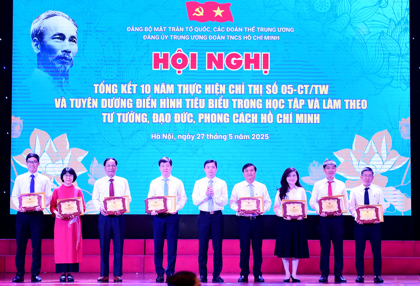 Phó Bí thư thường trực Đảng ủy T.Ư Đoàn, Bí thư T.Ư Đoàn Nguyễn Minh Triết trao khen thưởng các tập thể xuất sắc tại hội nghị. Ảnh: Xuân Tùng Phó Bí thư thường trực Đảng ủy T.Ư Đoàn, Bí thư T.Ư Đoàn Nguyễn Minh Triết trao khen thưởng các tập thể xuất sắc tại hội nghị. Ảnh: Xuân Tùng