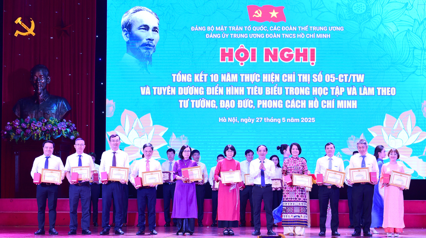 Phó Bí thư Đảng ủy T.Ư Đoàn Nguyễn Thanh Tùng trao khen thưởng các cá nhân có thành tích xuất sắc tại hội nghị. Ảnh: Xuân Tùng Phó Bí thư Đảng ủy T.Ư Đoàn Nguyễn Thanh Tùng trao khen thưởng các cá nhân có thành tích xuất sắc tại hội nghị. Ảnh: Xuân Tùng