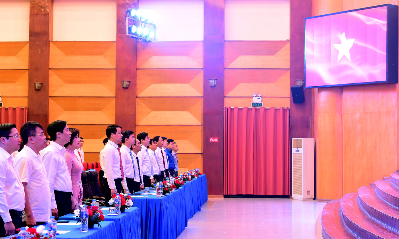 Đại biểu tham dự Hội nghị thực hiện nghi lễ chào cờ. Ảnh: Xuân Tùng Đại biểu tham dự Hội nghị thực hiện nghi lễ chào cờ. Ảnh: Xuân Tùng