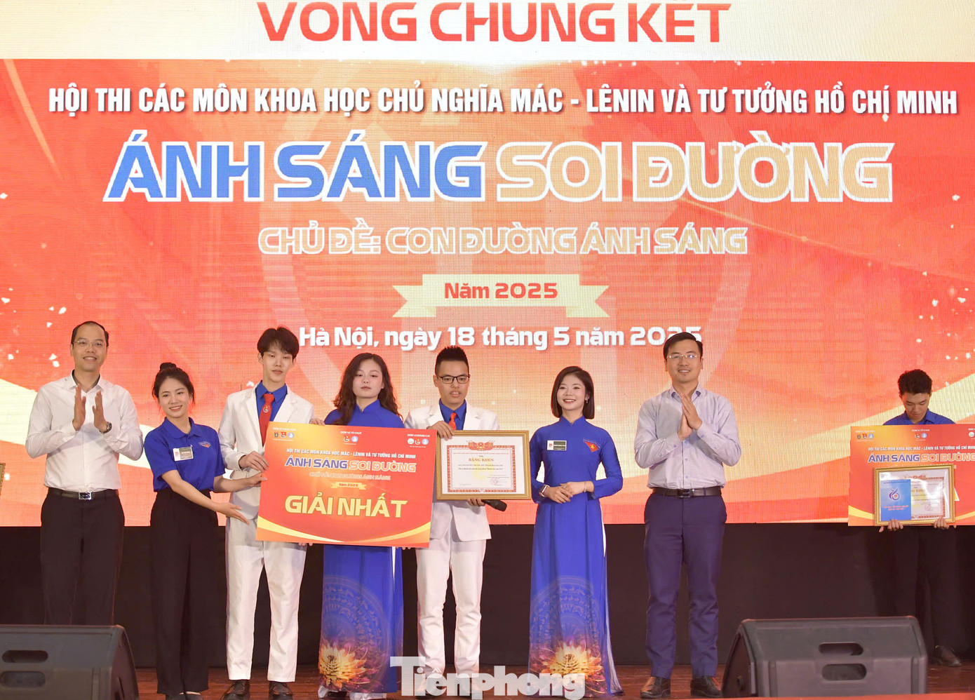 Ban tổ chức trao giải Nhất cho đội thi Học viện Thanh Thiếu niên Việt Nam. Ảnh: P.Linh Ban tổ chức trao giải Nhất cho đội thi Học viện Thanh Thiếu niên Việt Nam. Ảnh: P.Linh