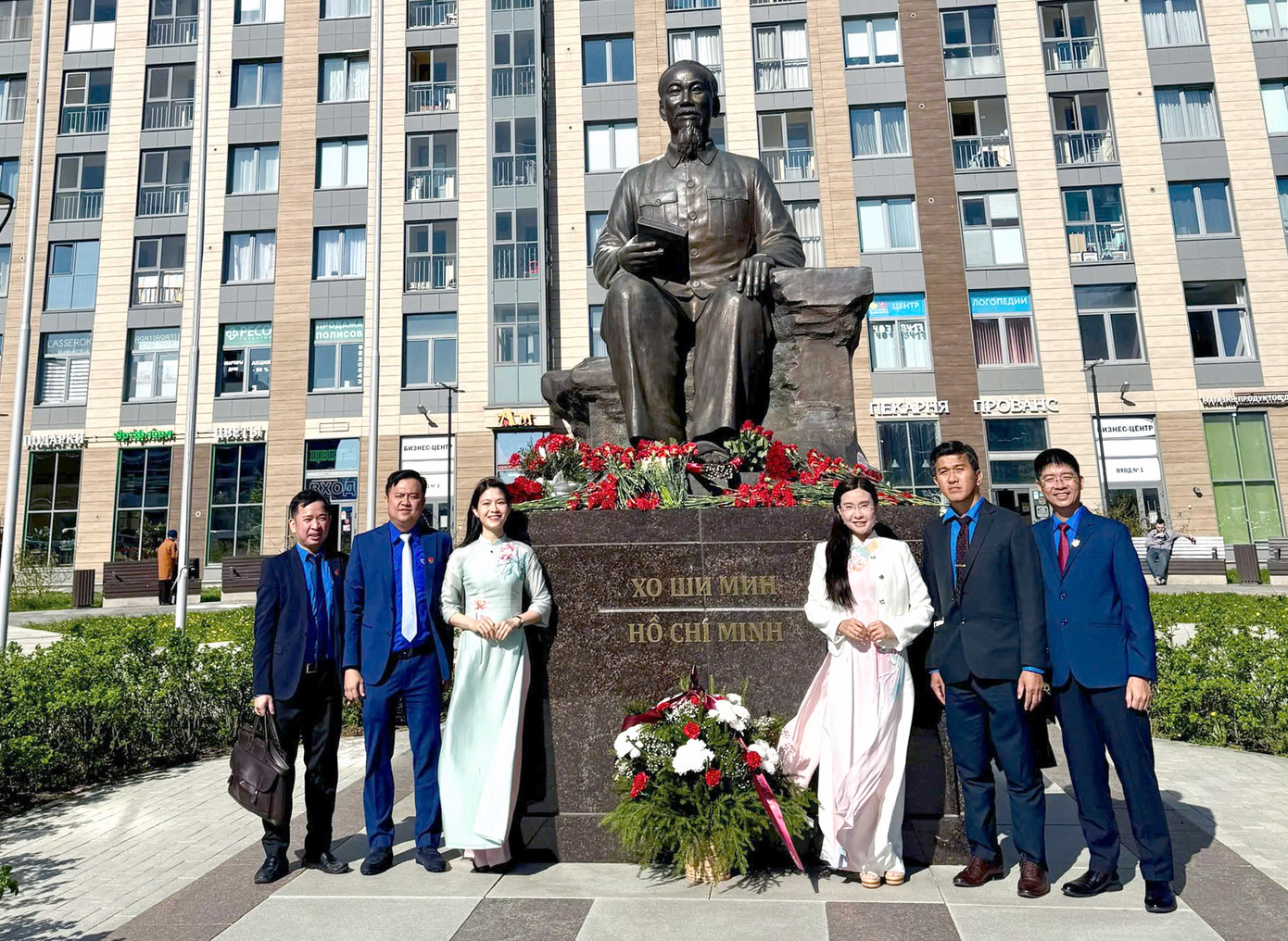 Đoàn công tác dâng hoa tại Tượng đài Chủ tịch Hồ Chí Minh trên Quảng trường Hồ Chí Minh. Ảnh: T.Ư Đoàn