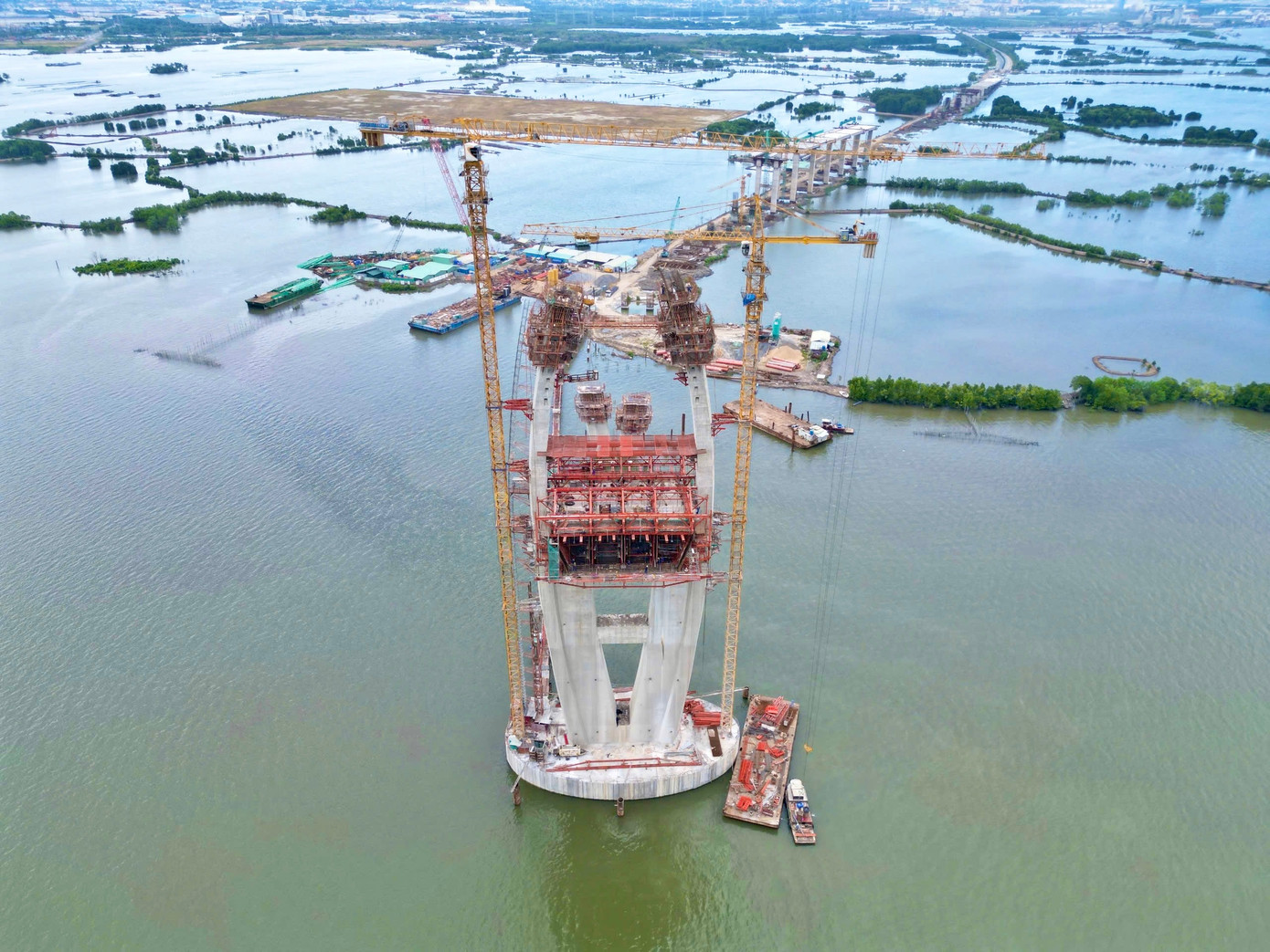 Gói thầu số 39 hạng mục cầu chính vượt sông có vai trò quan trọng bậc nhất của dự án cũng đạt sản lượng trên 47%. Hai trụ chính T38 và T39 cao hàng chục mét đang lần lượt hoàn thiện các đốt thân tháp, trong đó trụ T38 đã đạt 10/15 đốt.