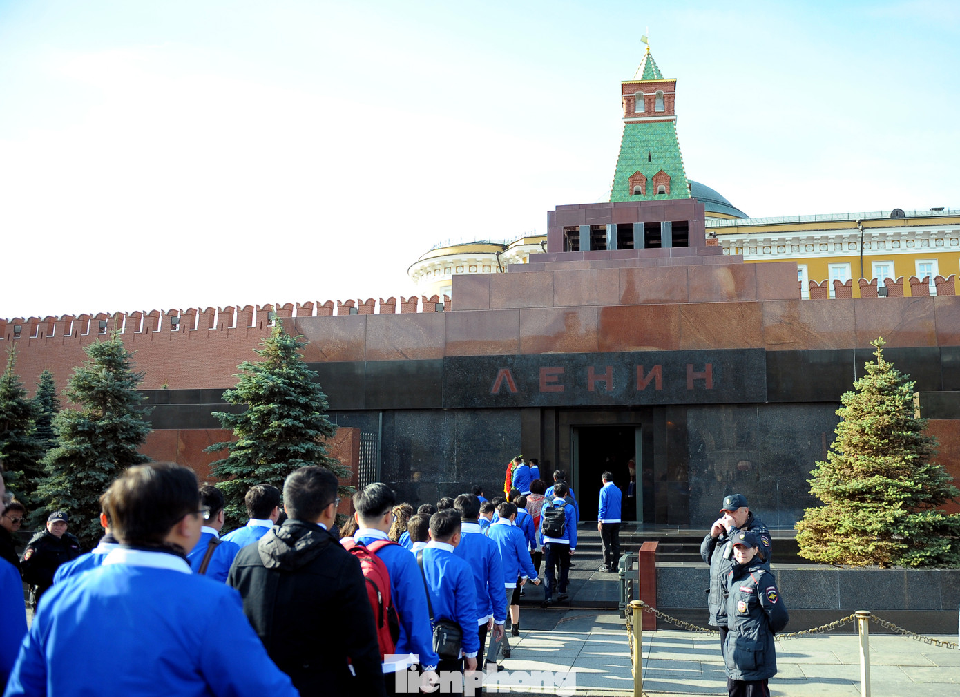 Đoàn đại biểu thanh niên Việt Nam đặt vòng hoa và vào lăng viếng lãnh tụ Lenin, năm 2019. Ảnh: Xuân Tùng