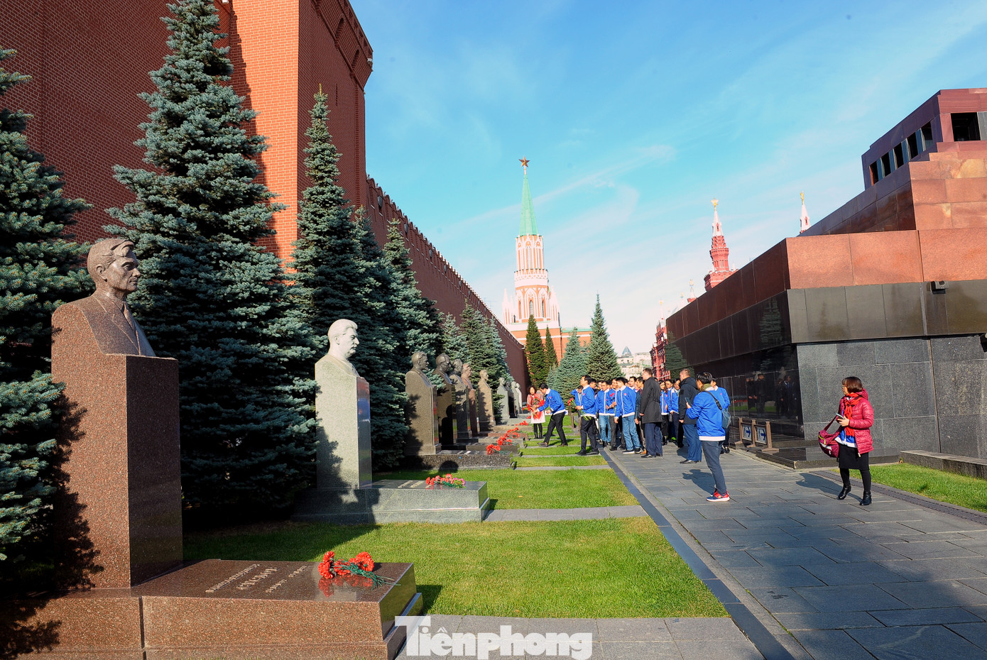 12 phần mộ tiền bối Cách mạng tháng Mười Nga, các nhà lãnh đạo Đảng, Nhà nước và quân đội Liên Xô tại &quot;Nghĩa trang đỏ&quot; ở Quảng trường Đỏ. Ảnh: Xuân Tùng