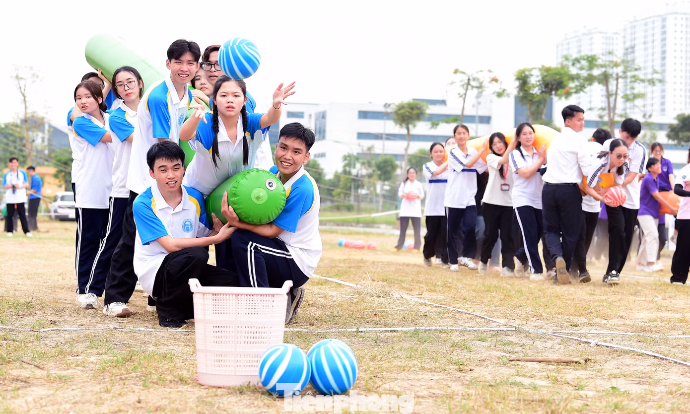 Đông đảo sinh viên đã hào hứng tham gia 5 nội dung thi đấu chính, gồm: chạy 100m dành cho cả nam và nữ; kéo co đồng đội; Golf; trò chơi đồng đội “chuyến tàu tốc hành”, nhảy bao bố.