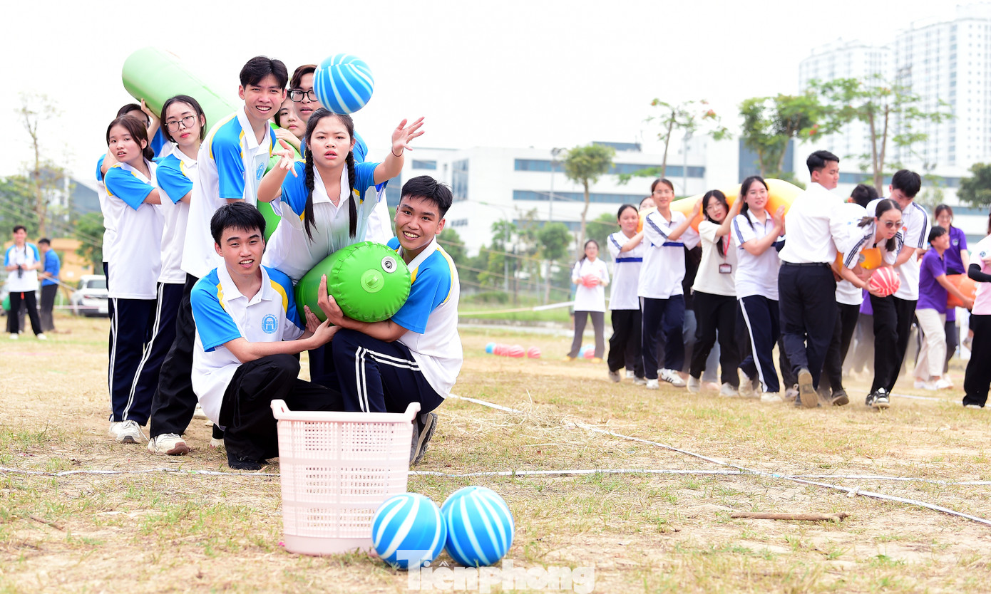 Đông đảo sinh viên đã hào hứng tham gia 5 nội dung thi đấu chính, gồm: chạy 100m dành cho cả nam và nữ; kéo co đồng đội; Golf; trò chơi đồng đội “chuyến tàu tốc hành”, nhảy bao bố.