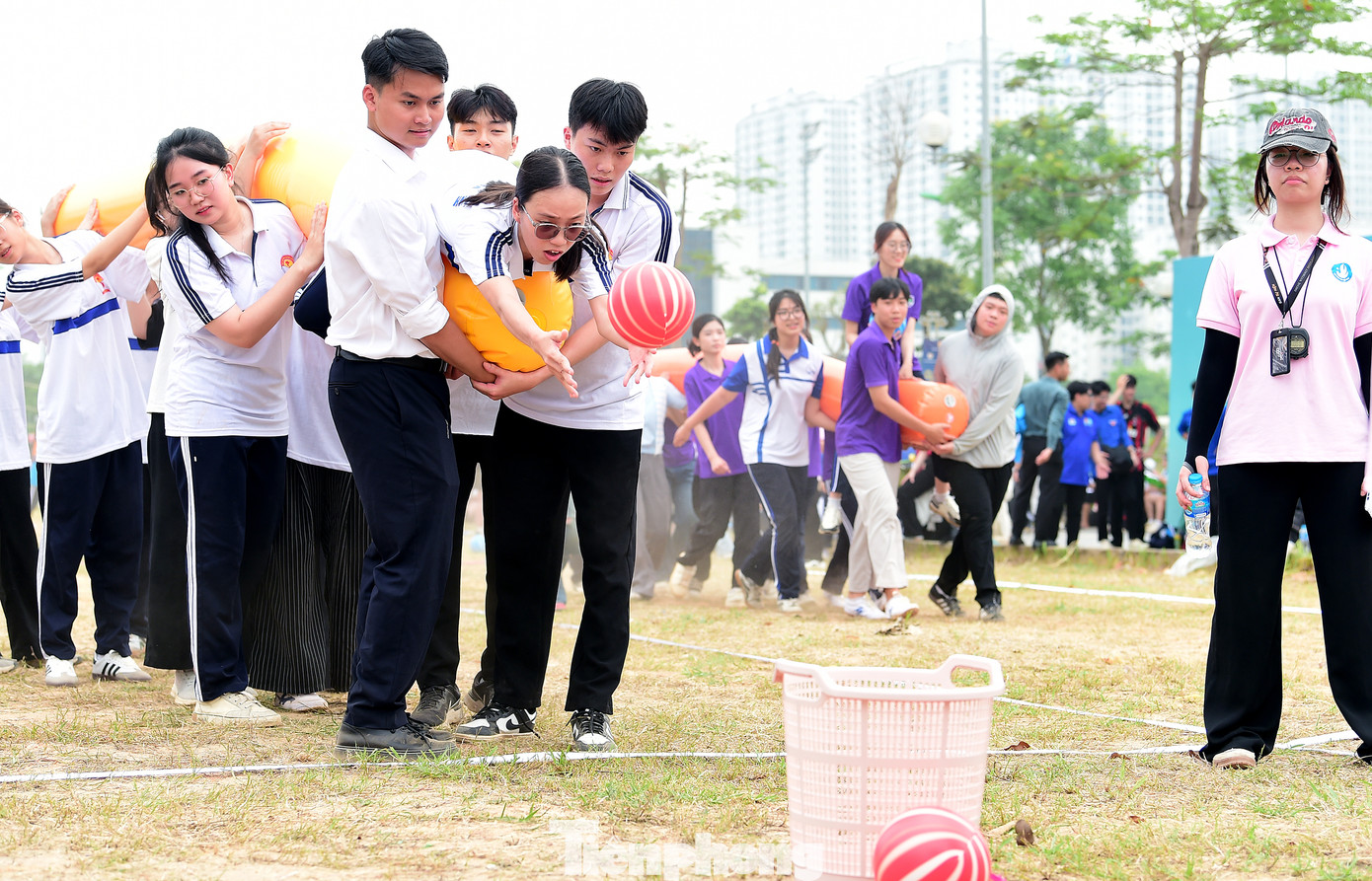Đông đảo sinh viên đã hào hứng tham gia 5 nội dung thi đấu chính, gồm: chạy 100m dành cho cả nam và nữ; kéo co đồng đội; Golf; trò chơi đồng đội “chuyến tàu tốc hành”, nhảy bao bố.