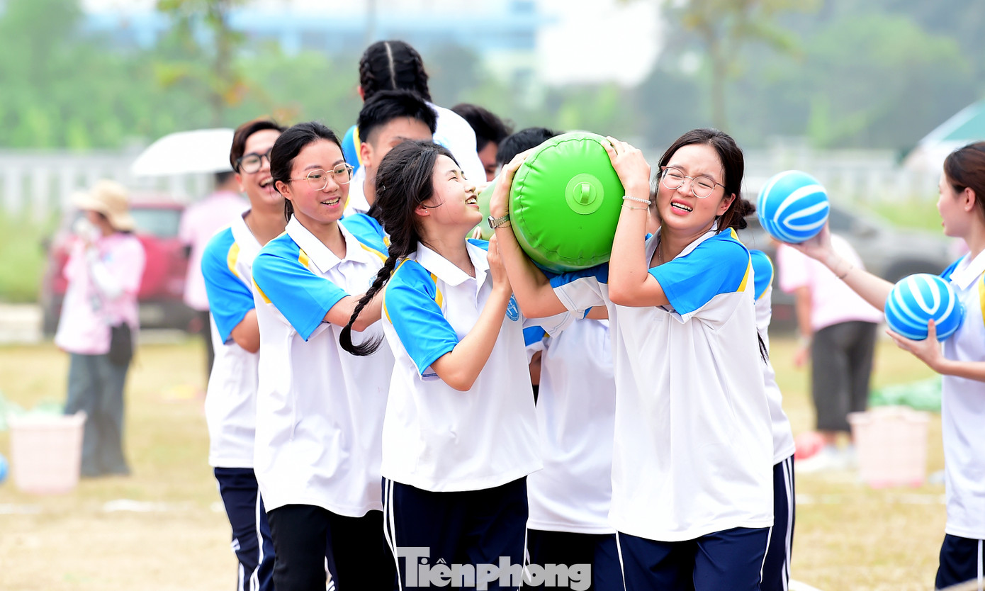 Đông đảo sinh viên đã hào hứng tham gia 5 nội dung thi đấu chính, gồm: chạy 100m dành cho cả nam và nữ; kéo co đồng đội; Golf; trò chơi đồng đội “chuyến tàu tốc hành”, nhảy bao bố.