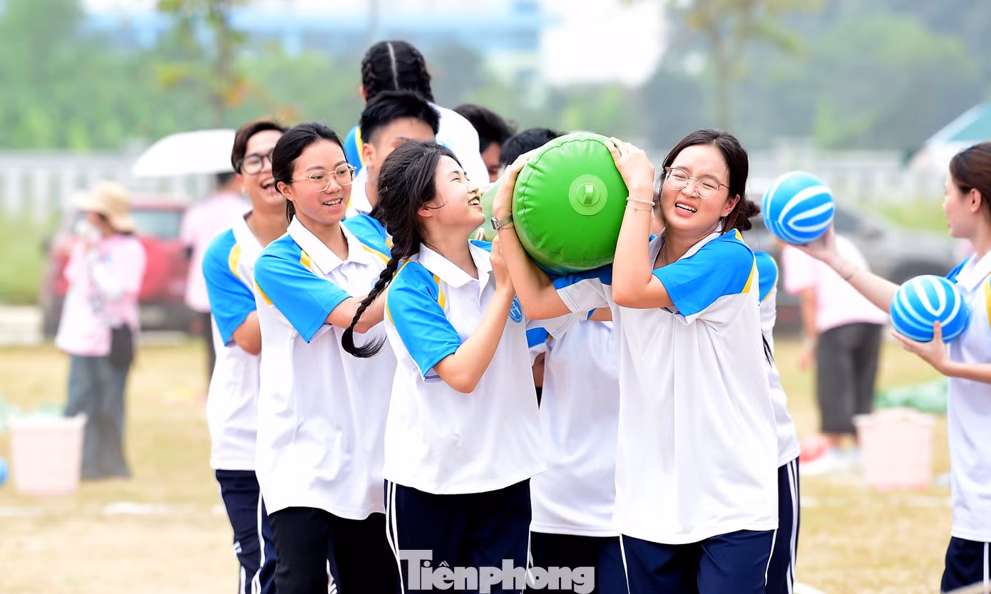Đông đảo sinh viên đã hào hứng tham gia 5 nội dung thi đấu chính, gồm: chạy 100m dành cho cả nam và nữ; kéo co đồng đội; Golf; trò chơi đồng đội “chuyến tàu tốc hành”, nhảy bao bố.