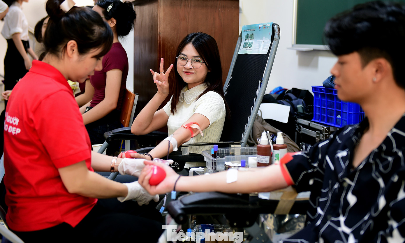 Bạn Nguyễn Thị Thu – sinh viên năm 2 ngành Quản trị kinh doanh, Học viện Tài chính cho biết, đây là lần thứ 2 tham gia hiến máu. “Tôi rất vui khi đủ điều kiện sức khỏe để được hiến máu trong ngày hội của sinh viên, từ đó có thể giúp đỡ tiếp thêm sức khỏe và hy vọng cho người cần máu”, Thu nói.