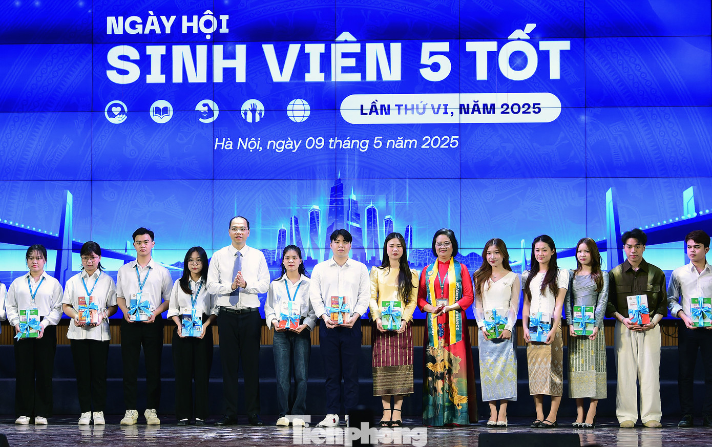 Theo anh Hưng, Ngày hội "Sinh viên 5 tốt" năm 2025 gồm nhiều hoạt động, như: Hội thảo khoa học sinh viên, ngày hội hiến máu, cuộc thi tìm hiểu kiến thức các môn khoa học Mác - Lênin và tư tưởng Hồ Chí Minh, workshop về trí tuệ nhân tạo, và Biggames - Ngày hội Sinh viên khỏe... Dịp này, Đoàn Thanh niên – Hội Sinh viên Việt Nam Thành phố Hà Nội và Học viện Tài chính dành tặng hơn 1.500 cuốn sách và giáo trình đến các bạn sinh viên.