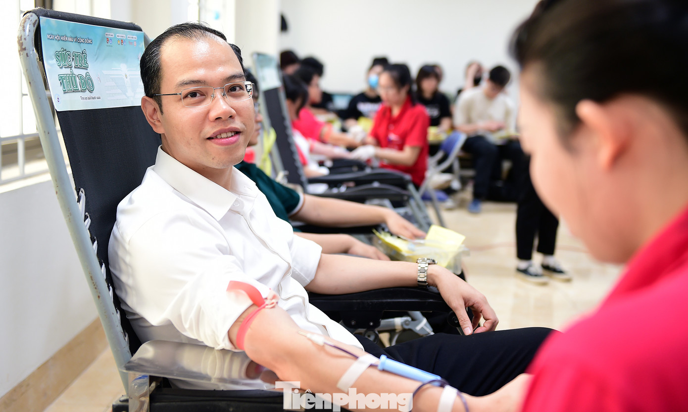 Cùng với các bạn hội viên, sinh viên các trường, anh Nguyễn Tiến Hưng đã tham gia hiến máu tại Ngày hội và lan tỏa hành động ý nghĩa thể hiện "Sức trẻ Thủ đô" hướng tới cộng đồng.