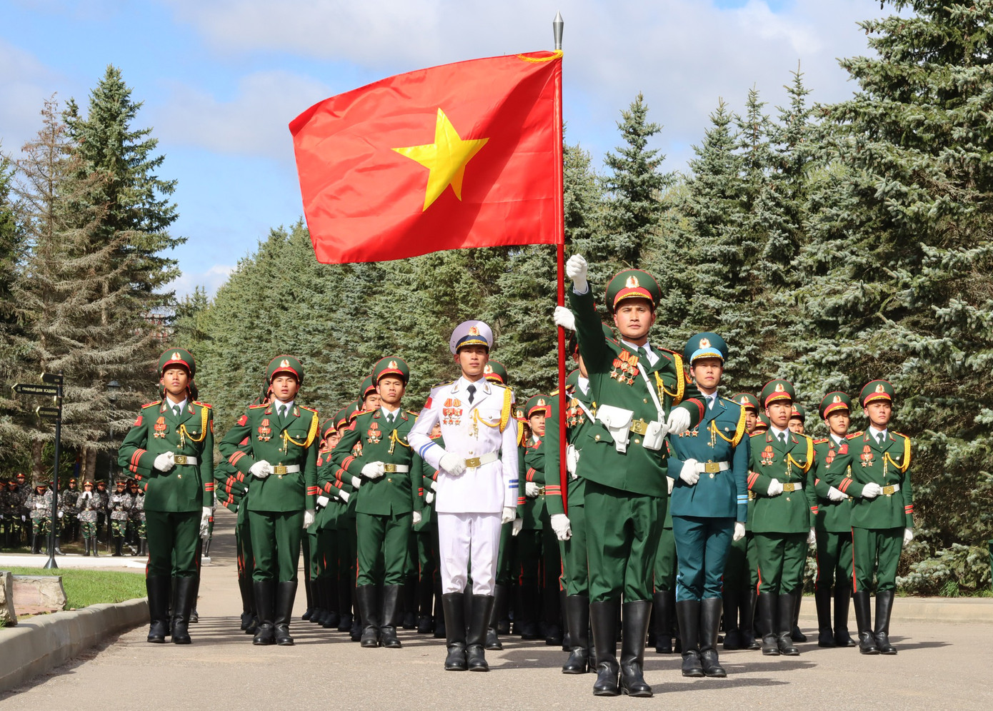 Cán bộ, chiến sĩ Quân đội nhân dân Việt Nam tập luyện tại Liên bang Nga. Cán bộ, chiến sĩ Quân đội nhân dân Việt Nam tập luyện tại Liên bang Nga.