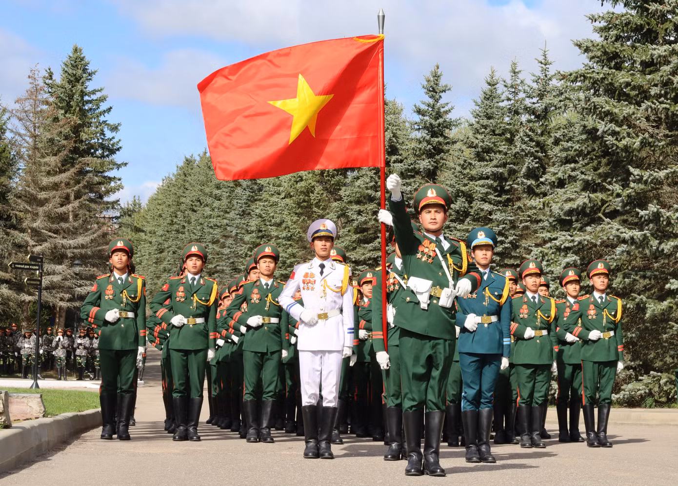 Cán bộ, chiến sĩ Quân đội nhân dân Việt Nam tập luyện tại Liên bang Nga. Cán bộ, chiến sĩ Quân đội nhân dân Việt Nam tập luyện tại Liên bang Nga.