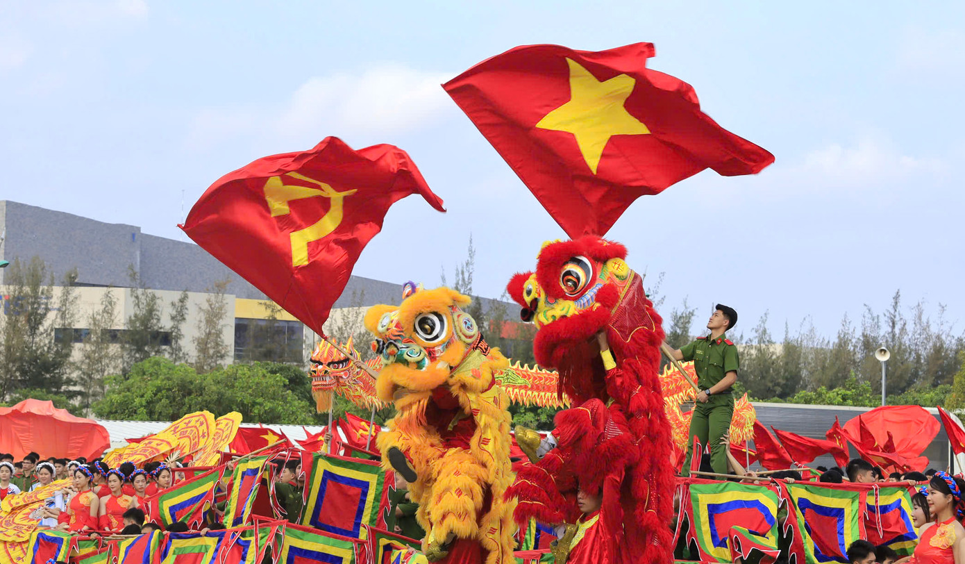 Trong tiết mục "Bản hùng ca toàn thắng" có hai lá cờ đại là cờ Tổ quốc và cờ Đảng kích thước lớn. Ảnh: Ly Ly