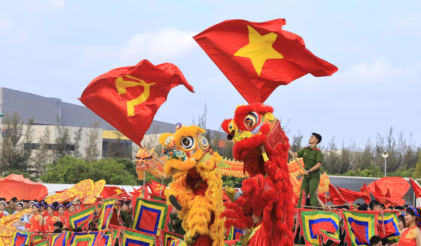 Trong tiết mục "Bản hùng ca toàn thắng" có hai lá cờ đại là cờ Tổ quốc và cờ Đảng kích thước lớn. Ảnh: Ly Ly