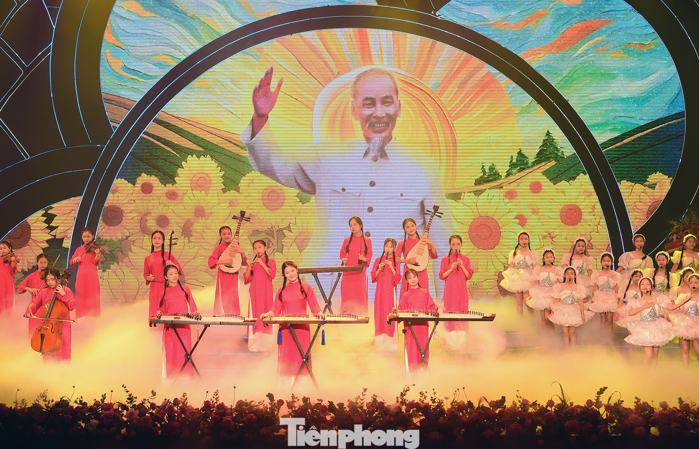 Trong lễ tuyên dương, những giai điệu tha thiết “Ai yêu nhi đồng bằng Bác Hồ Chí Minh/ Ai yêu Bác Hồ Chí Minh hơn thiếu niên nhi đồng” cùng với nhiều lời ca tiếng hát về tình yêu quê hương đất nước, tình yêu Bác Hồ... tiếp tục được các em thiếu nhi, các Cháu ngoan Bác Hồ ca vang. Những giai điệu, lời ca ấy cũng chính là tình cảm, lòng biết ơn sâu sắc của các thế hệ thiếu nhi cả nước dành cho Bác Hồ kính yêu.