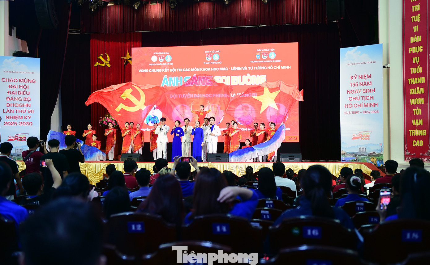 Phần thi sân khấu hoá của đội thi trường ĐH Phenikaa. Ảnh: Xuân Tùng Phần thi sân khấu hoá của đội thi trường ĐH Phenikaa. Ảnh: Xuân Tùng