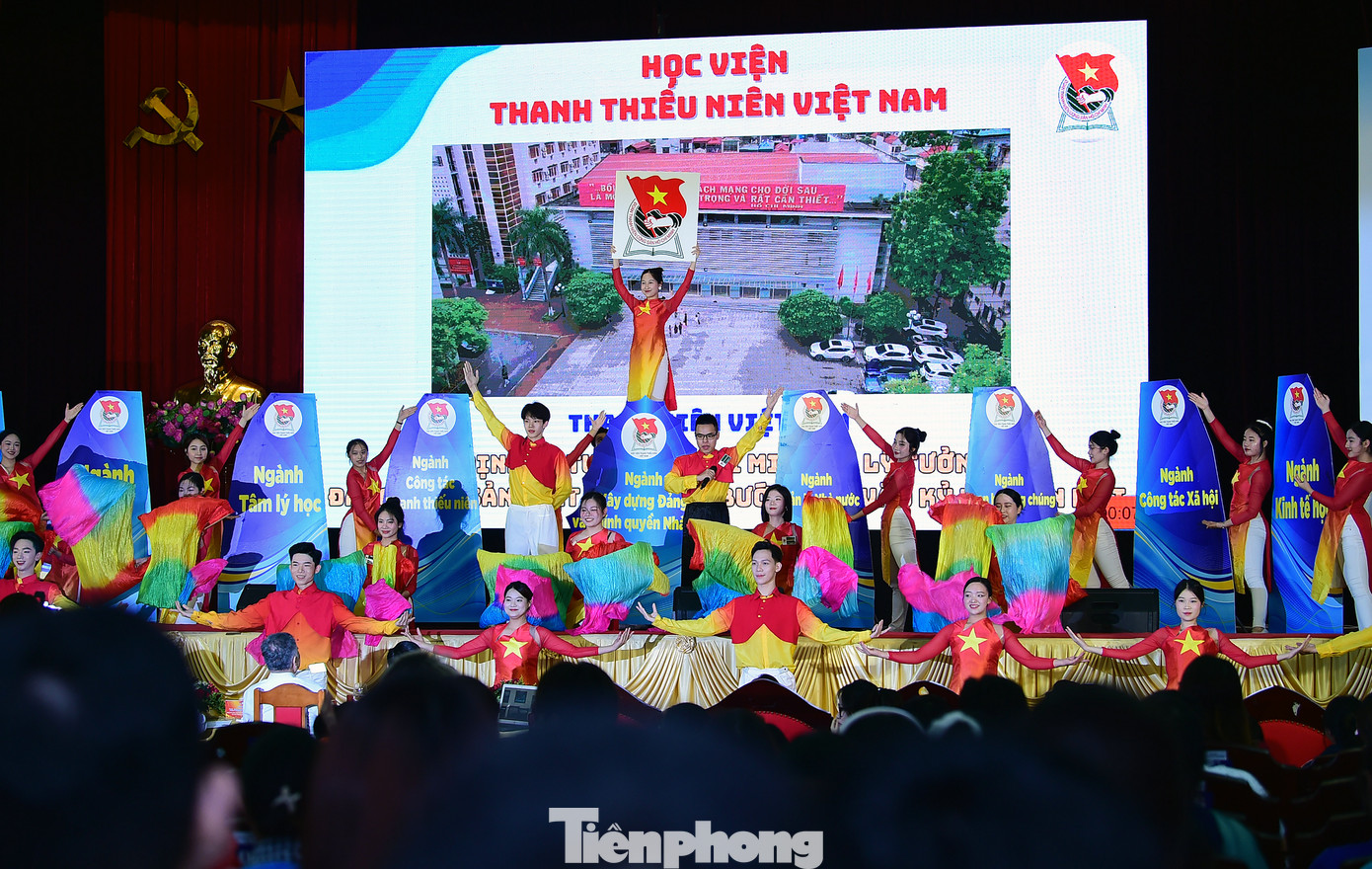 Phần thi sân khấu hóa của đội thi Học viện Thanh thiếu niên Việt Nam. Ảnh: Xuân Tùng Phần thi sân khấu hóa của đội thi Học viện Thanh thiếu niên Việt Nam. Ảnh: Xuân Tùng