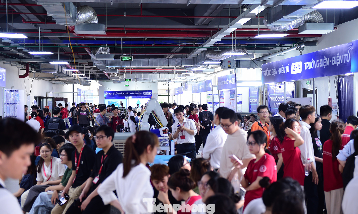 Festival sáng tạo trẻ và trình diễn sản phẩm khoa học công nghệ; Hội thảo nhằm xét duyệt ý tưởng khởi nghiệp để hỗ trợ hoàn thiện năm 2025 diễn ra tại Đại học Bách khoa Hà Nội.