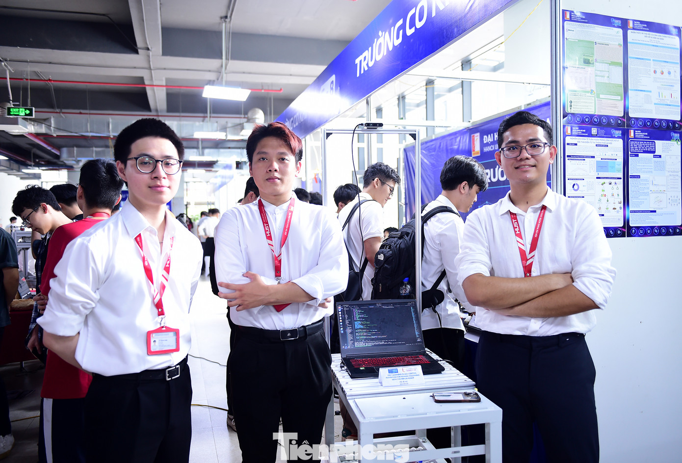 Nhóm Nguyễn Quang Hưng, Nguyễn Trung Hiếu, Vũ Trung Kiên (từ phải sang) bên robot MiR 100. Ảnh: Xuân Tùng