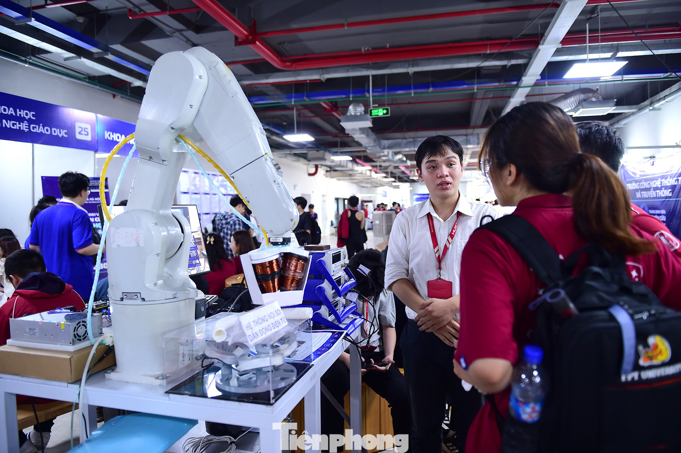 Sản phẩm, mô hình thuộc nhiều lĩnh vực được giới thiệu, trưng bày tại sự kiện. Ảnh: Xuân Tùng