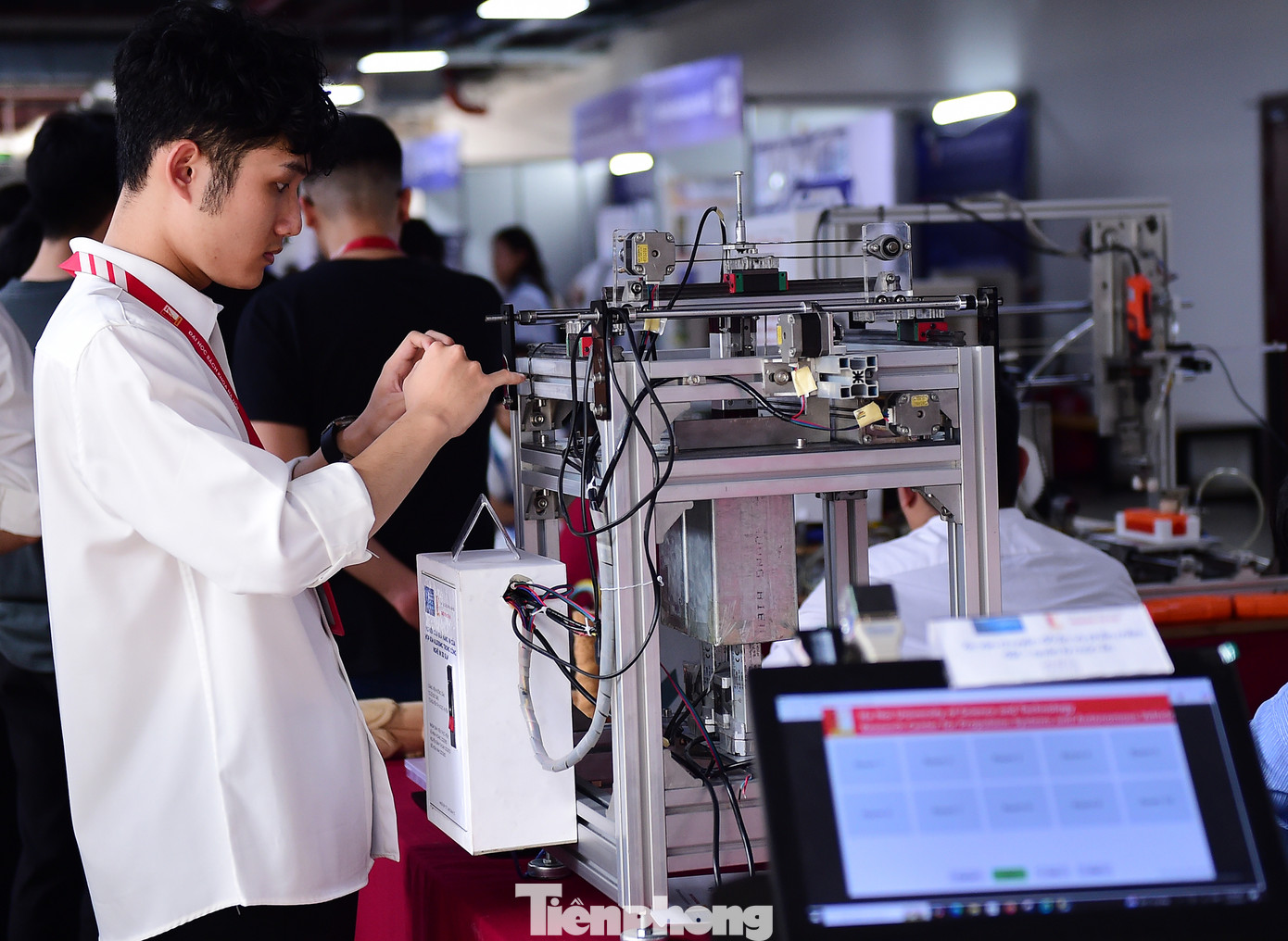 Sản phẩm, mô hình thuộc nhiều lĩnh vực được giới thiệu, trưng bày tại sự kiện. Ảnh: Xuân Tùng