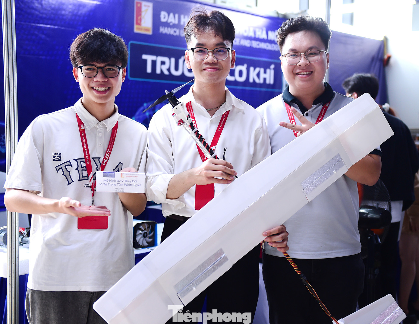 Nhóm ba sinh viên Đỗ Vĩnh Kỳ, Lương Hồng Phong và Vũ Quốc Việt (từ trái sang phải) và mô hình UAV. Ảnh: Xuân Tùng