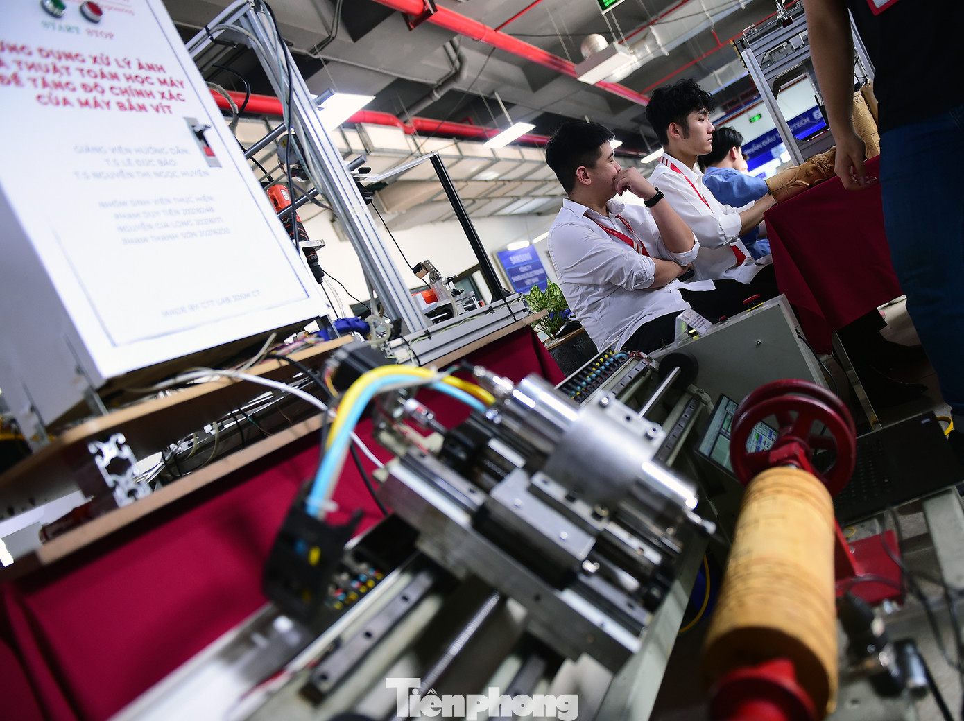 Sản phẩm, mô hình thuộc nhiều lĩnh vực được giới thiệu, trưng bày tại sự kiện. Ảnh: Xuân Tùng