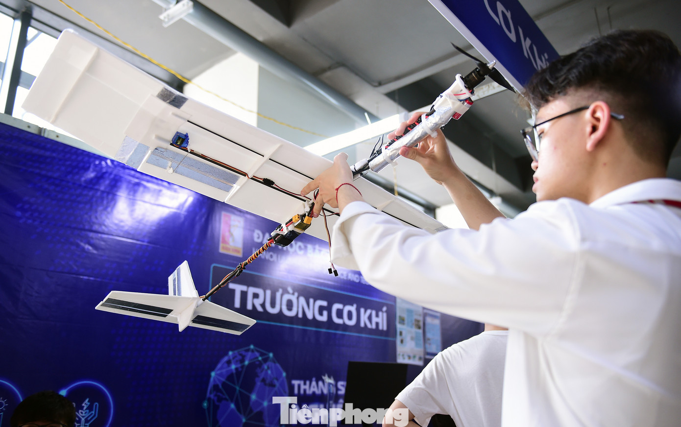 Mô hình UAV cánh bằng có thể thay đổi vị trí trọng tâm tại không gian sáng tạo. Ảnh: Xuân Tùng