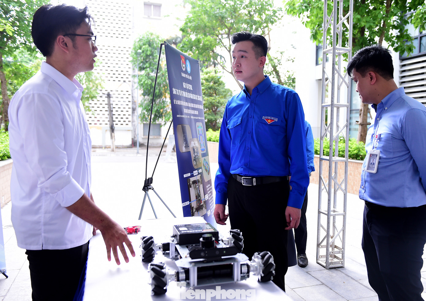 Anh Đào Đức Việt thăm các sản phẩm, mô hình sáng tạo của sinh viên trong khuôn khổ sự kiện, chiều 16/5. Ảnh: Xuân Tùng