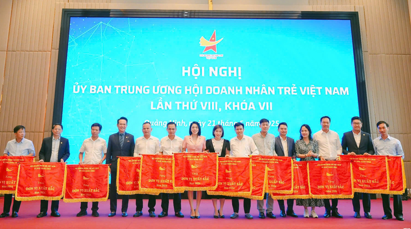 Dịp này, T.Ư Hội Doanh nhân trẻ Việt Nam trao cờ thi đua, bằng khen cho các đơn vị xuất sắc trong công tác Hội và phong trào doanh nhân trẻ. Ảnh: BTC