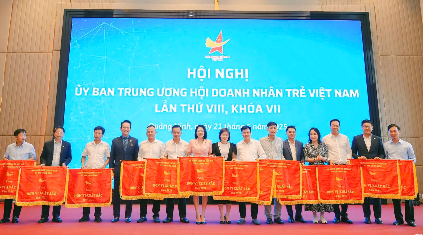 Dịp này, T.Ư Hội Doanh nhân trẻ Việt Nam trao cờ thi đua, bằng khen cho các đơn vị xuất sắc trong công tác Hội và phong trào doanh nhân trẻ. Ảnh: BTC Dịp này, T.Ư Hội Doanh nhân trẻ Việt Nam trao cờ thi đua, bằng khen cho các đơn vị xuất sắc trong công tác Hội và phong trào doanh nhân trẻ. Ảnh: BTC