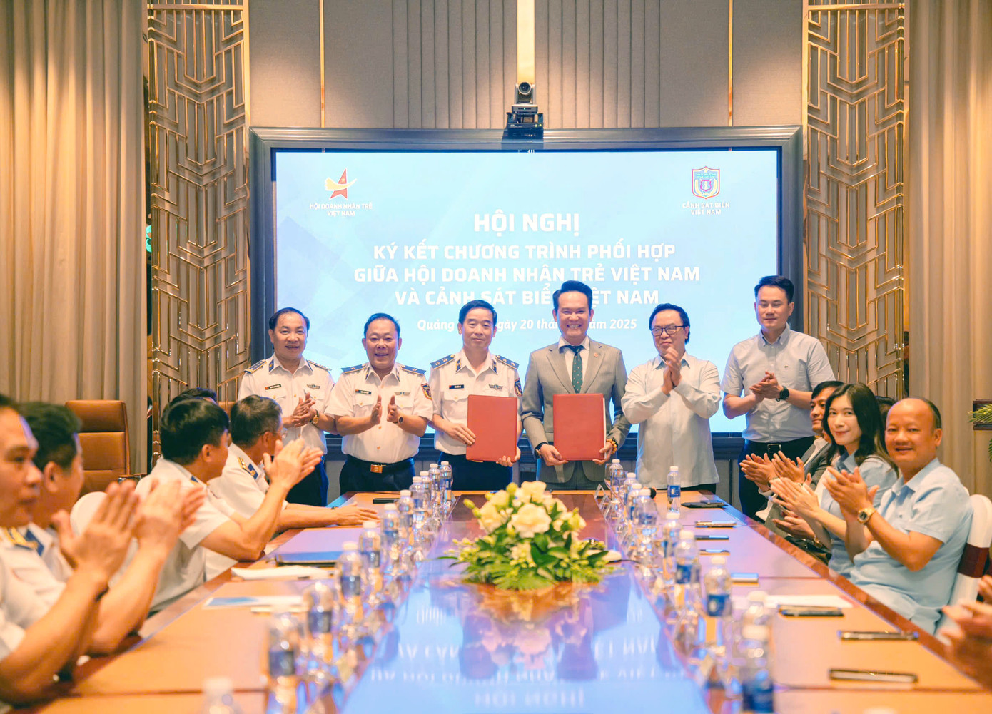 Trung tướng Bùi Quốc Oai - Chính ủy Cảnh sát biển Việt Nam và Chủ tịch T.Ư Hội Doanh nhân trẻ Việt Nam Đặng Hồng Anh ký kết chương trình hợp tác hai đơn vị. Ảnh: BTC