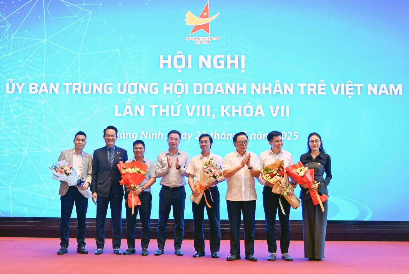 Hội nghị Uỷ ban T.Ư Hội Doanh nhân trẻ Việt Nam lần thứ 8, khóa VII đã hiệp thương chọn cử 3 ủy viên Đoàn Chủ tịch Hội; kiện toàn và bổ sung 8 ủy viên Ủy ban T.Ư Hội khóa VII. Ảnh: BTC