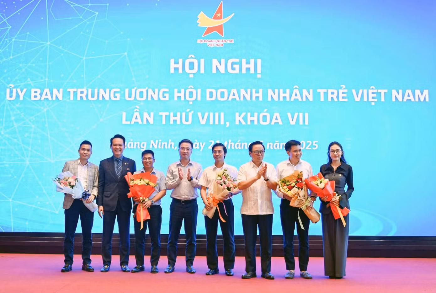 Hội nghị Uỷ ban T.Ư Hội Doanh nhân trẻ Việt Nam lần thứ 8, khóa VII đã hiệp thương chọn cử 3 ủy viên Đoàn Chủ tịch Hội; kiện toàn và bổ sung 8 ủy viên Ủy ban T.Ư Hội khóa VII. Ảnh: BTC Hội nghị Uỷ ban T.Ư Hội Doanh nhân trẻ Việt Nam lần thứ 8, khóa VII đã hiệp thương chọn cử 3 ủy viên Đoàn Chủ tịch Hội; kiện toàn và bổ sung 8 ủy viên Ủy ban T.Ư Hội khóa VII. Ảnh: BTC