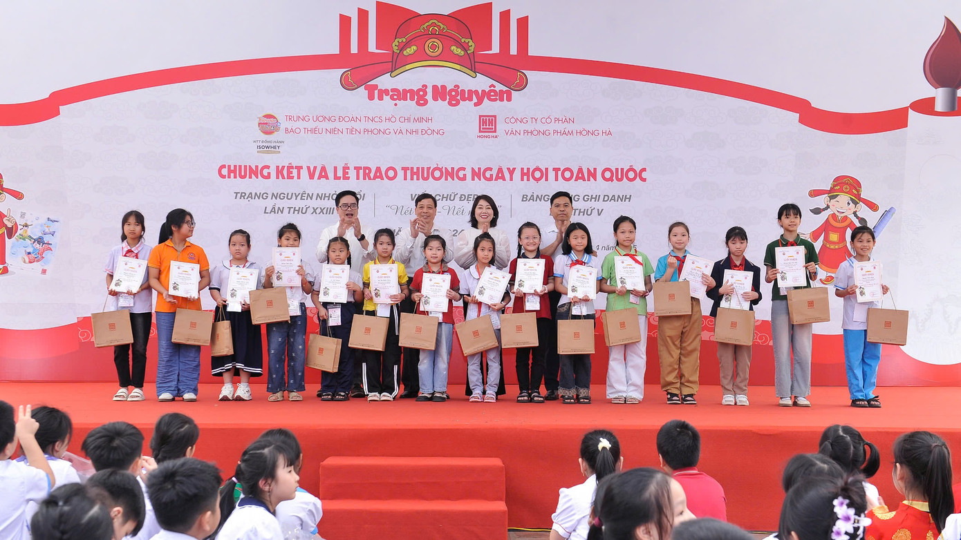 Tại lễ tổng kết và trao giải, Ban Tổ chức đã vinh danh các cá nhân có thành tích nổi bật, xuất sắc. Ở nội dung Viết chữ đẹp có 4 giải Nhất, 12 giải Nhì, 16 giải Ba và 84 giải Khuyến khích. (Trong ảnh: Ban Tổ chức trao giải Ba nội dung Viết chữ đẹp “Nét chữ - Nết người” lần thứ XXIII).