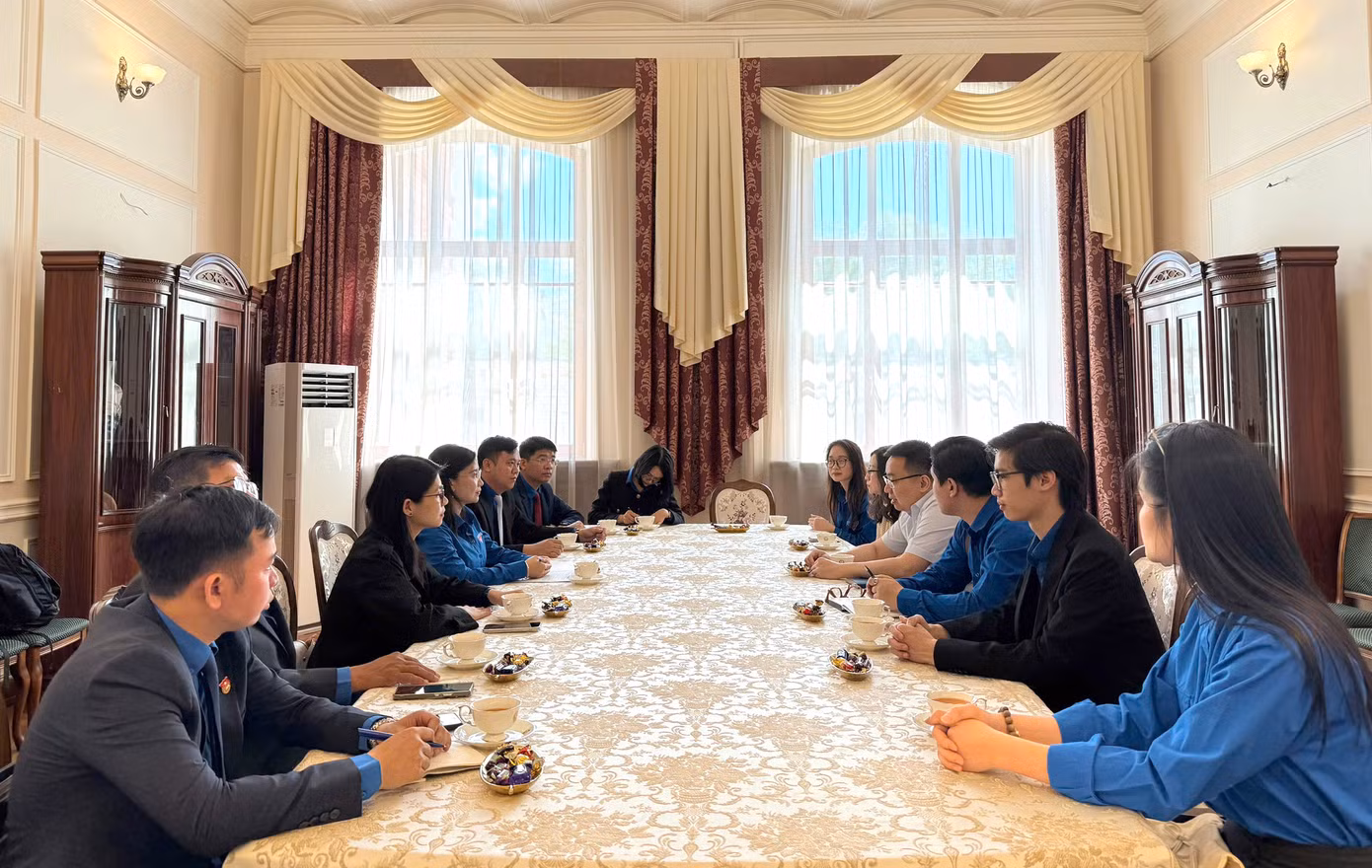 Đoàn công tác T.Ư Đoàn thăm và làm việc tại Đại sứ quán Việt Nam ở LB Nga. Ảnh: T.Ư Đoàn