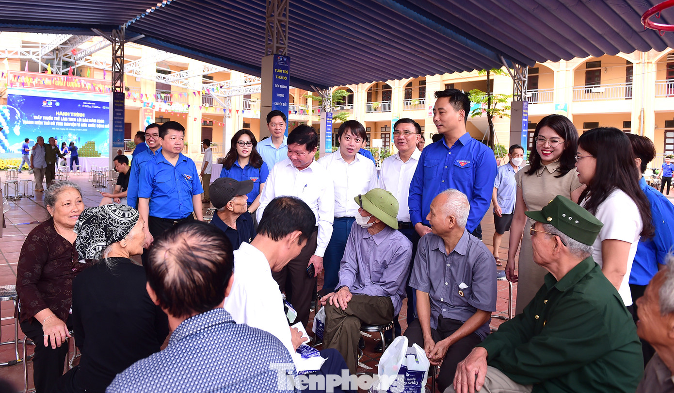 Lãnh đạo Hội Thầy thuốc trẻ Việt Nam, Thành Đoàn - Hội LHTN Việt Nam TP.Hà Nội hỏi thăm, động viên người dân tham gia khám bệnh tại chương trình. Ảnh: Xuân Tùng