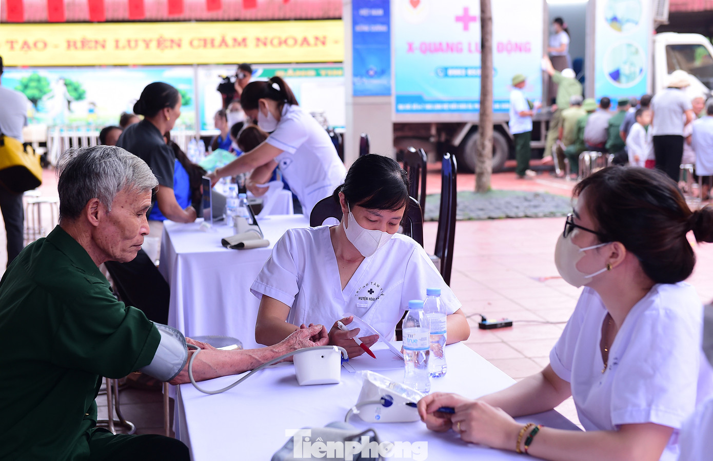 Thầy thuốc trẻ khám bệnh, tư vấn sức khoẻ cho người dân xã Dương Liễu. Ảnh: Xuân Tùng