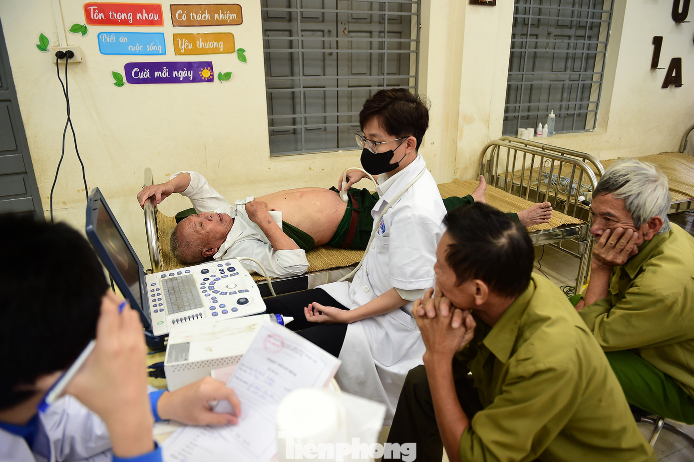 Thầy thuốc trẻ khám bệnh, tư vấn sức khoẻ cho người dân xã Dương Liễu. Ảnh: Xuân Tùng