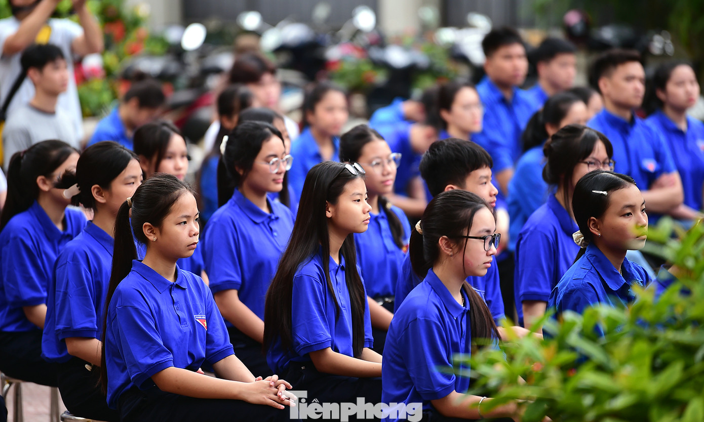 Đoàn viên thanh niên xã Dương Liễu tham dự lễ ra quân Chủ nhật xanh và các hoạt động hưởng ứng Ngày Môi trường thế giới. Ảnh: Xuân Tùng