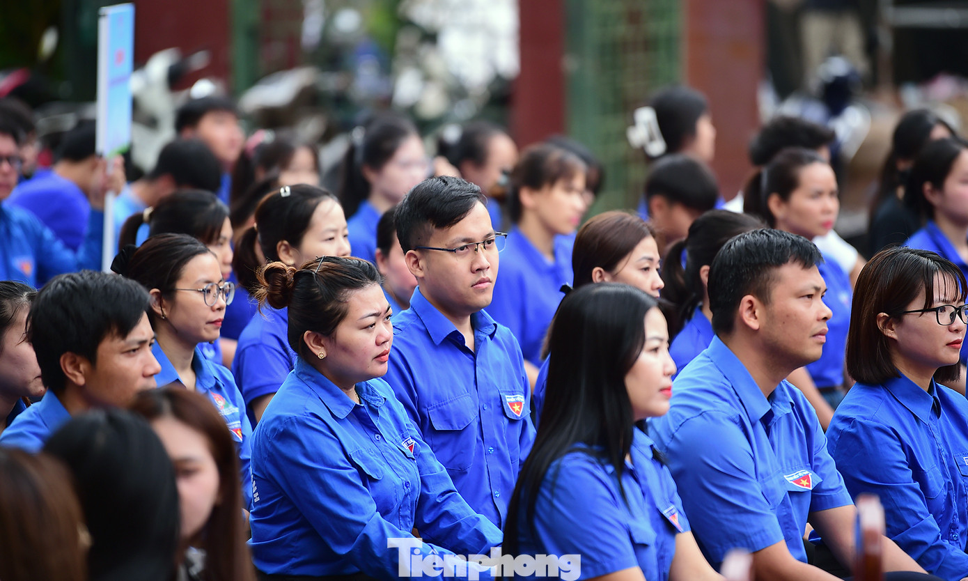 Đoàn viên thanh niên xã Dương Liễu tham dự lễ ra quân Chủ nhật xanh và các hoạt động hưởng ứng Ngày Môi trường thế giới. Ảnh: Xuân Tùng