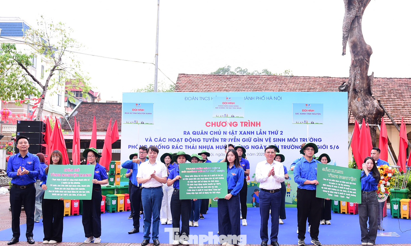 Anh Nguyễn Hữu Tú - Phó Chủ tịch thường trực, kiêm Tổng thư ký Hội Thầy thuốc trẻ Việt Nam; và anh Nguyễn Đức Tiến - Phó Bí thư thường trực Thành Đoàn Hà Nội, Chủ tịch Hội LHTN Việt Nam TP Hà Nội trao tặng quà cho ba đội hình tại lễ ra quân. Ảnh: Xuân Tùng