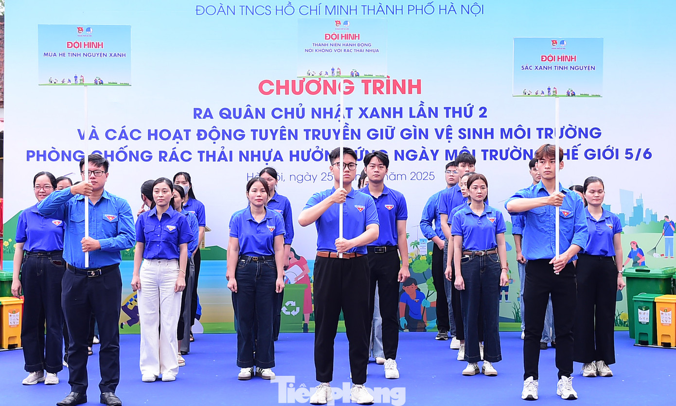 Đoàn viên thanh niên xã Dương Liễu tham dự lễ ra quân Chủ nhật xanh và các hoạt động hưởng ứng Ngày Môi trường thế giới. Ảnh: Xuân Tùng
